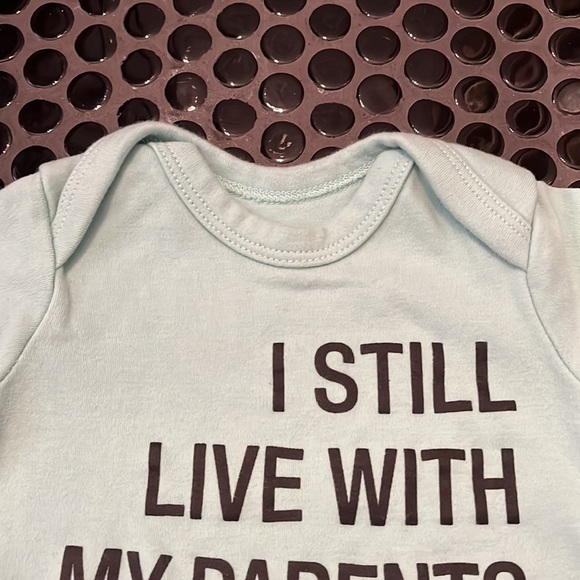 NWOT Say What? Baby Onesie I Still Live With My Parents Humor Tee Gift Sz 3-6 mo - Picture 3 of 6